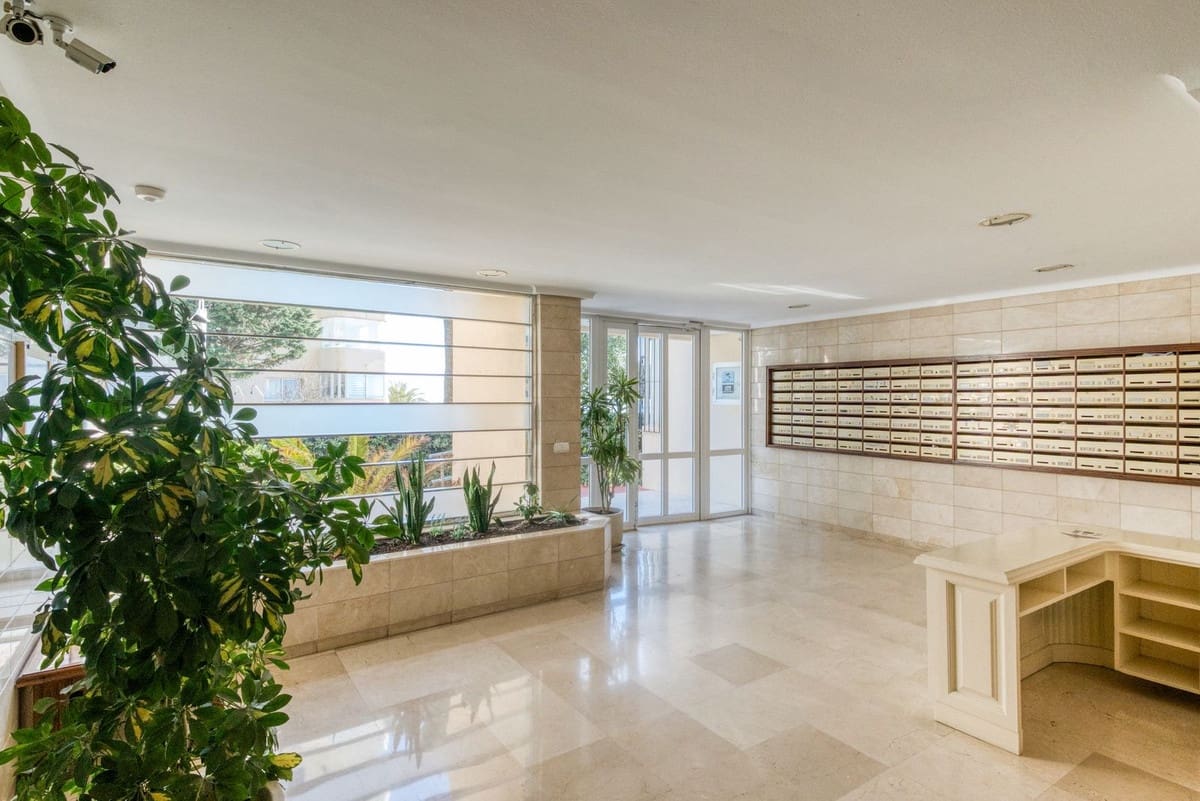 2 bedroom Apartment for sale in Estepona with pool garage - € 299,000 (Ref: 9618718)