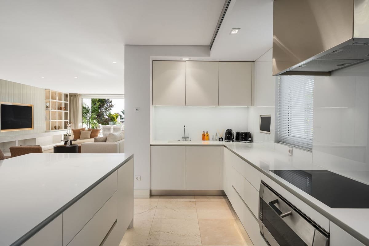 4 soveværelse Semi-Rækkehus til salg i Golden Mile med swimmingpool garage - € 10.900.000 (Ref: 9618719)