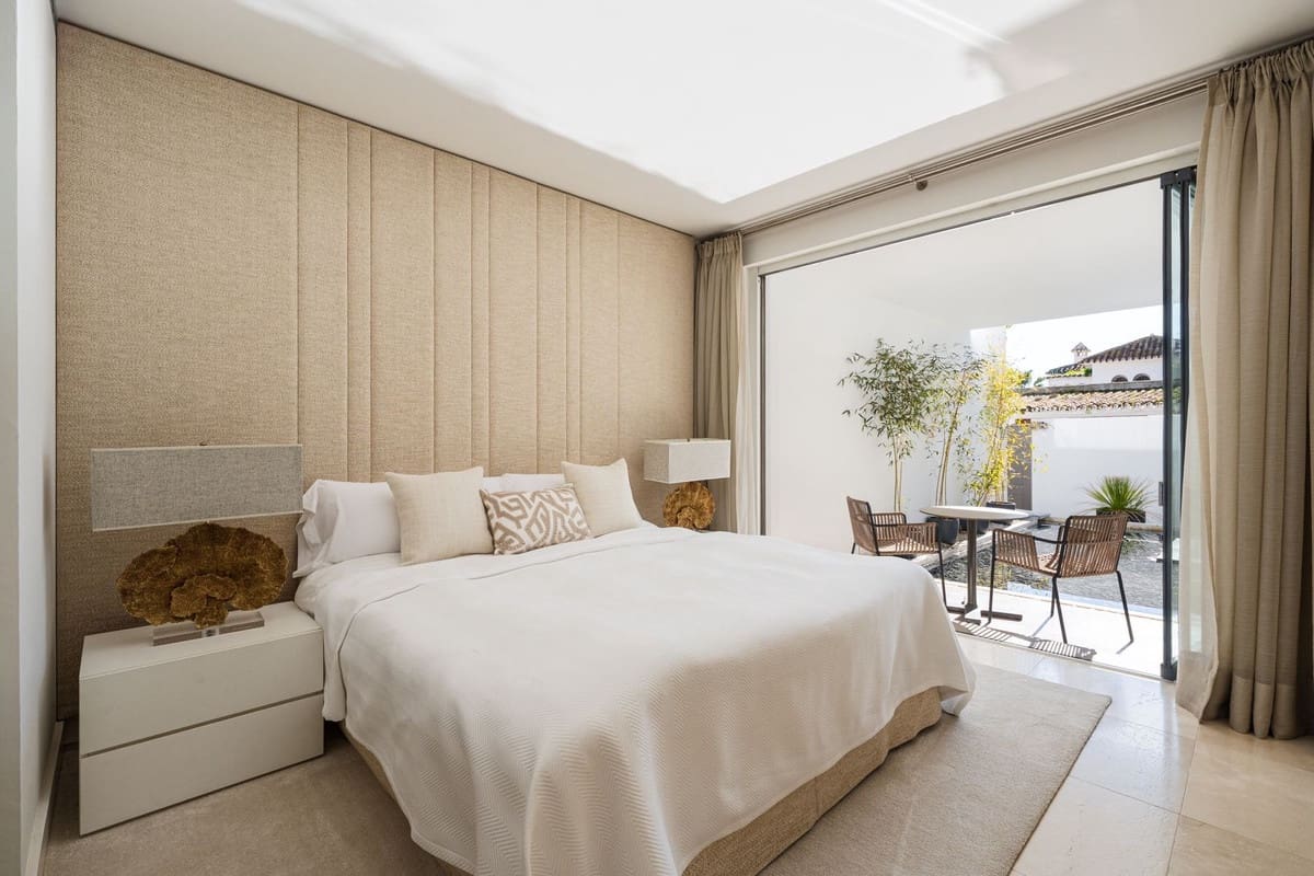 4 bedroom Semi-detached Villa for sale in Golden Mile with pool garage - € 10,900,000 (Ref: 9618719)