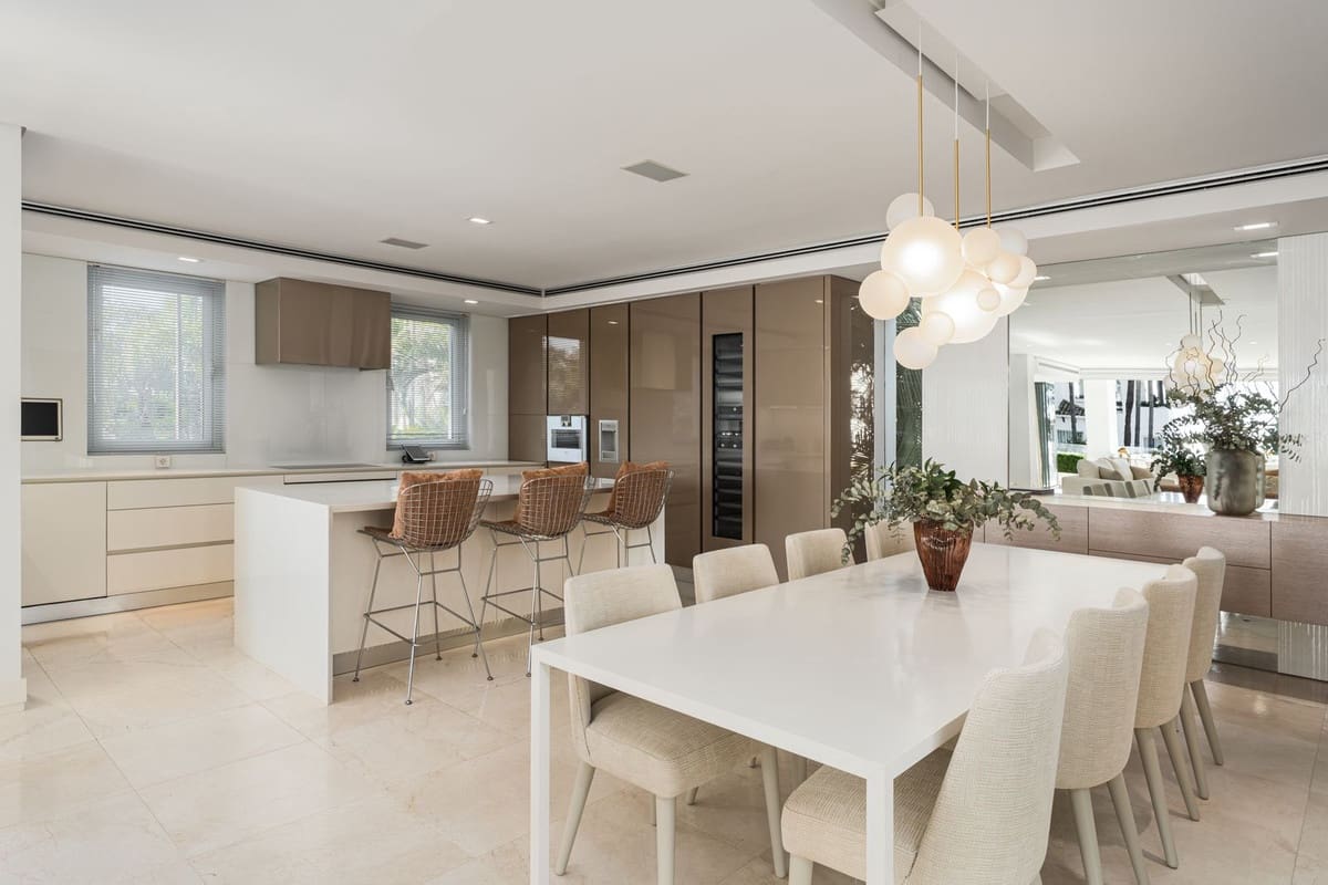 4 bedroom Semi-detached Villa for sale in Golden Mile with pool garage - € 10,900,000 (Ref: 9618719)