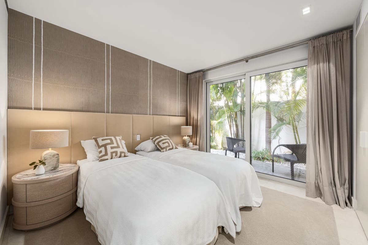 4 bedroom Semi-detached Villa for sale in Golden Mile with pool garage - € 10,900,000 (Ref: 9618719)