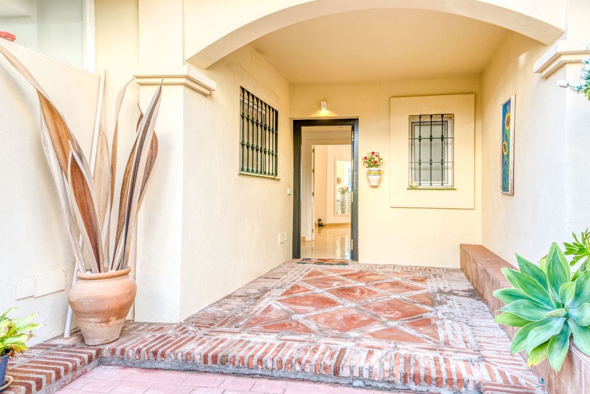 3 bedroom Townhouse for sale in La Quinta with pool garage - € 695,000 (Ref: 9631849)