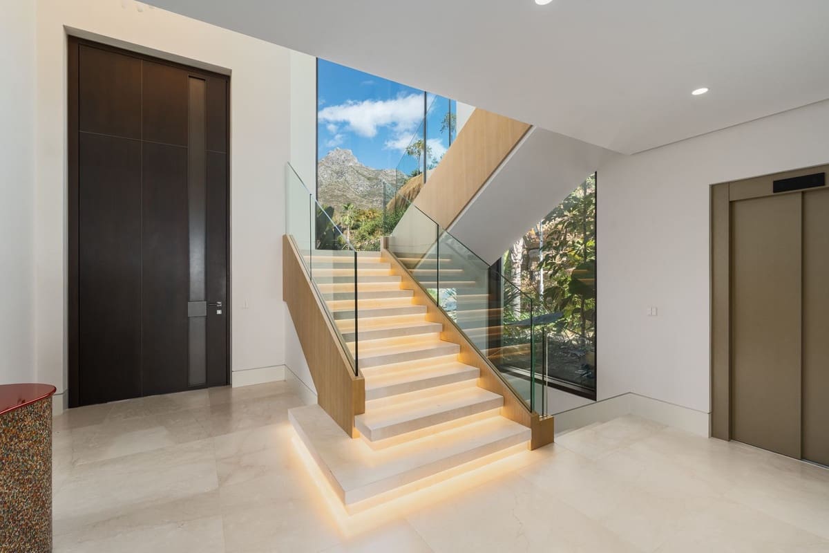 5 soverom Villa til salgs i Golden Mile med svømmebasseng garasje - € 14 995 000 (Ref: 9631851)