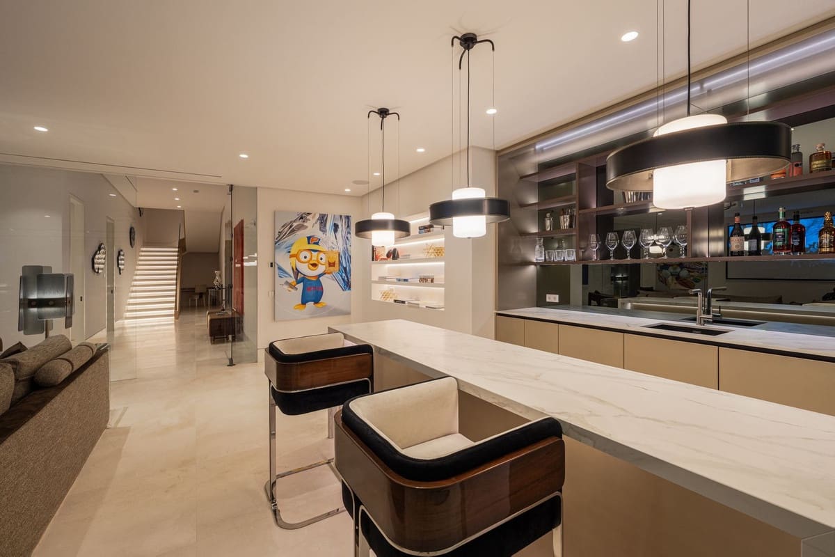 5 soverom Villa til salgs i Golden Mile med svømmebasseng garasje - € 14 995 000 (Ref: 9631851)