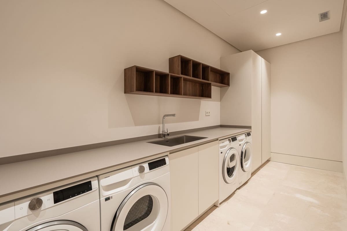 5 soverom Villa til salgs i Golden Mile med svømmebasseng garasje - € 14 995 000 (Ref: 9631851)