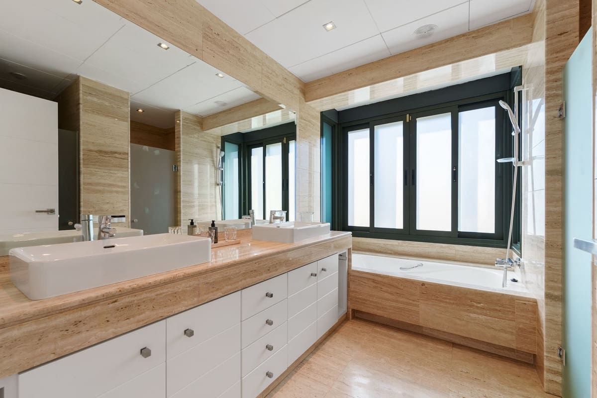 4 chambre Villa/Maison à vendre à Nueva Andalucia avec piscine garage - 4 390 000 € (Ref: 9632689)