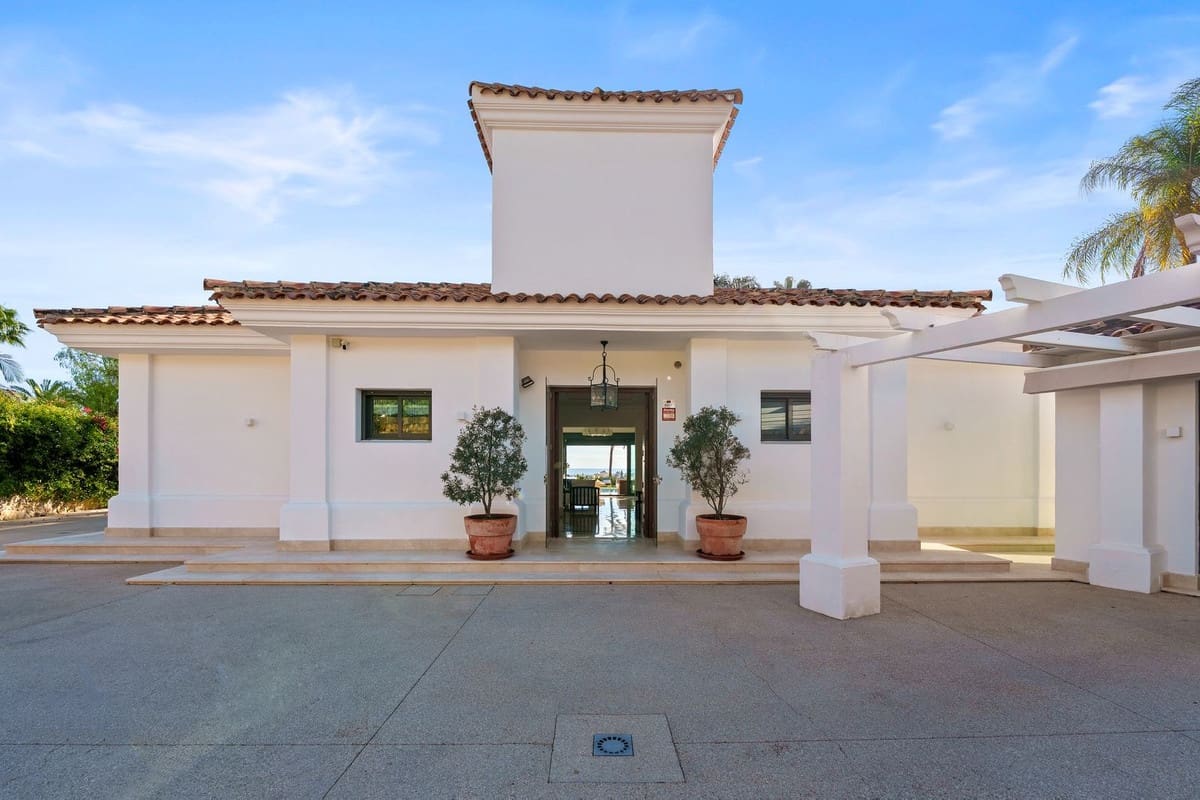 4 chambre Villa/Maison à vendre à Nueva Andalucia avec piscine garage - 4 390 000 € (Ref: 9632689)