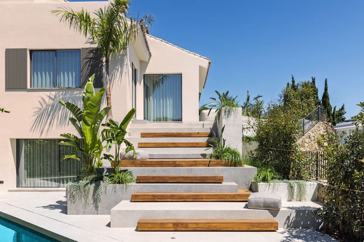 5 bedroom Villa for sale in Nueva Andalucia with pool - € 4,695,000 (Ref: 9643363)