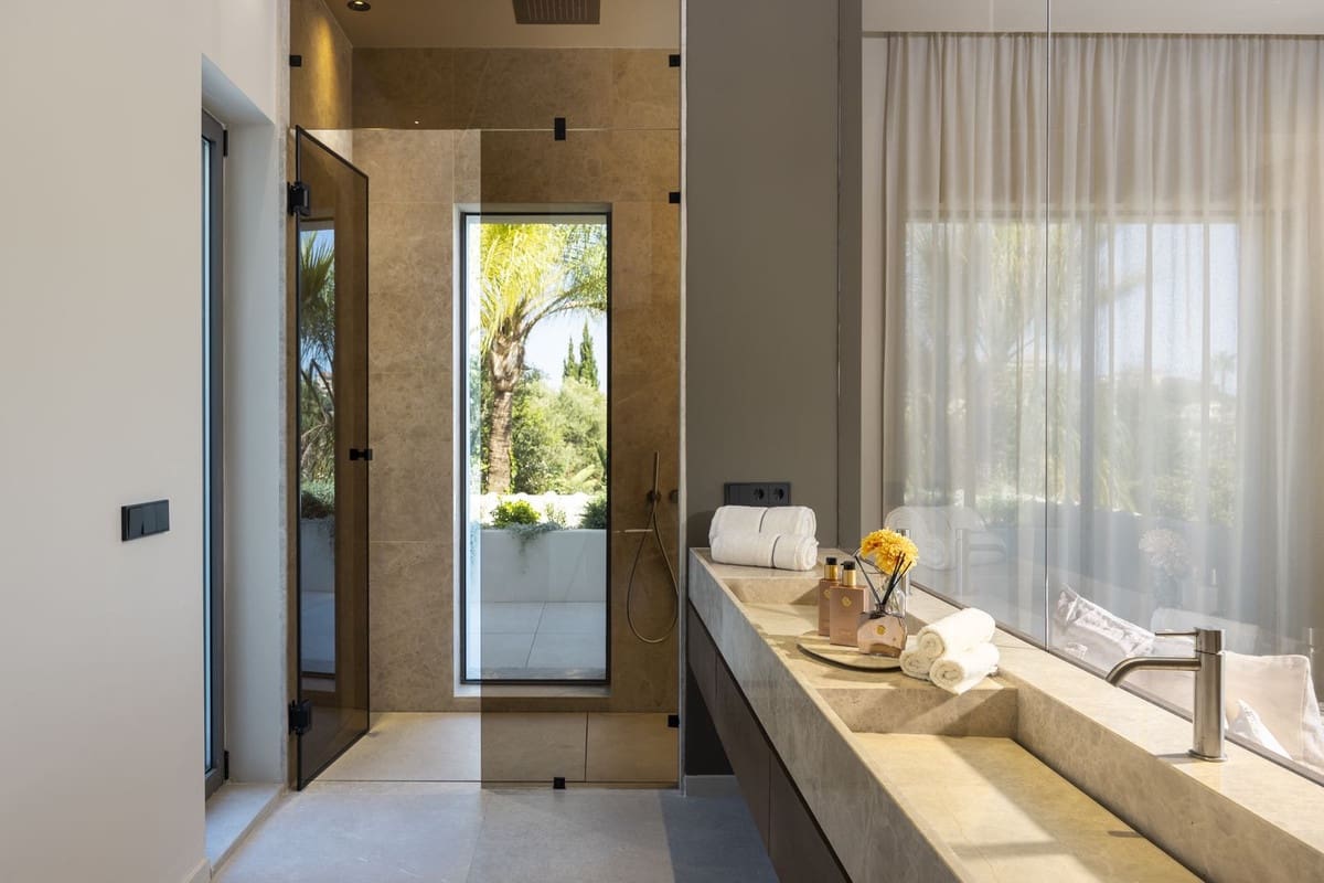 5 bedroom Villa for sale in Nueva Andalucia with pool - € 4,695,000 (Ref: 9643363)