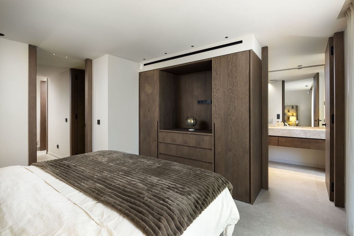 5 bedroom Villa for sale in Nueva Andalucia with pool - € 4,695,000 (Ref: 9643363)