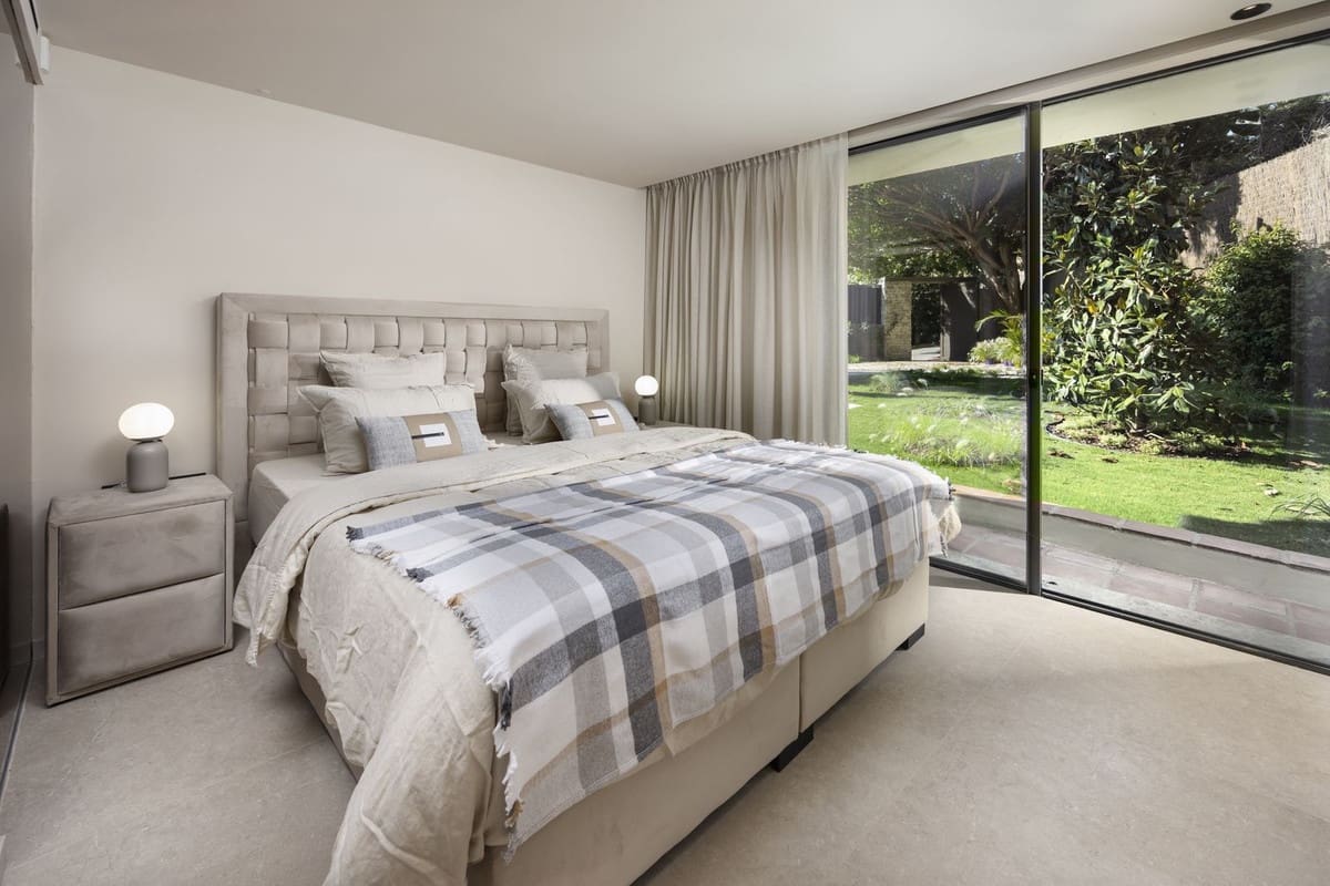 5 bedroom Villa for sale in Nueva Andalucia with pool - € 4,695,000 (Ref: 9643363)