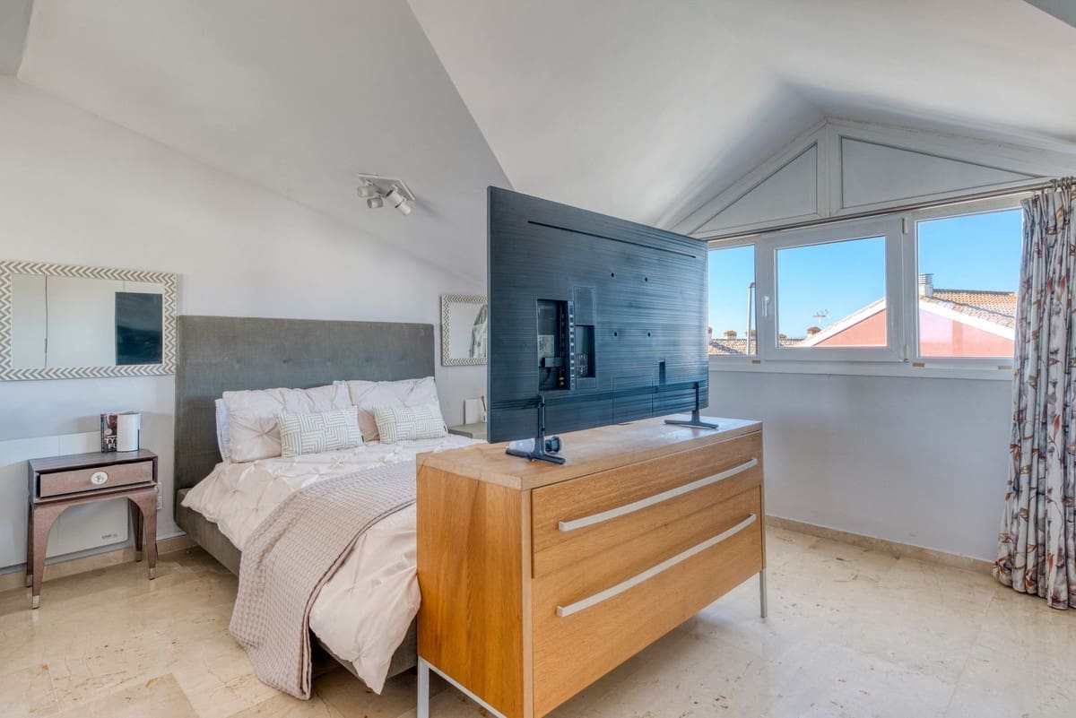 Casa de 5 habitaciones en Manilva en alquiler con piscina garaje - 2.500 € (Ref: 9650489)