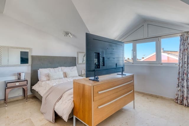 5 bedroom Townhouse for rent in Manilva with pool garage - € 2,500 (Ref: 9650489)