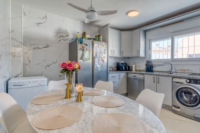 5 bedroom Townhouse for rent in Manilva with pool garage - € 2,500 (Ref: 9650489)