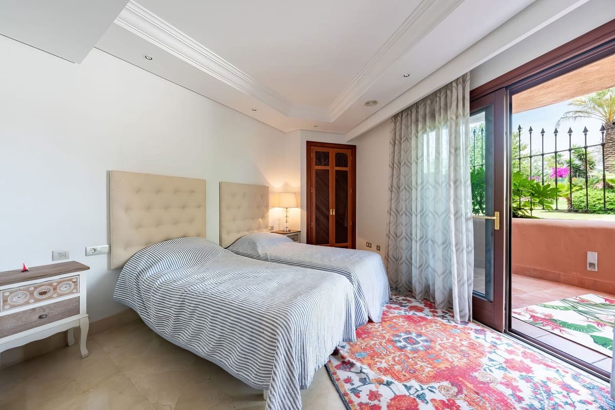 3 sypialnia Apartament na sprzedaż w Estepona z basenem garażem - 825 000 € (Ref: 9650708)