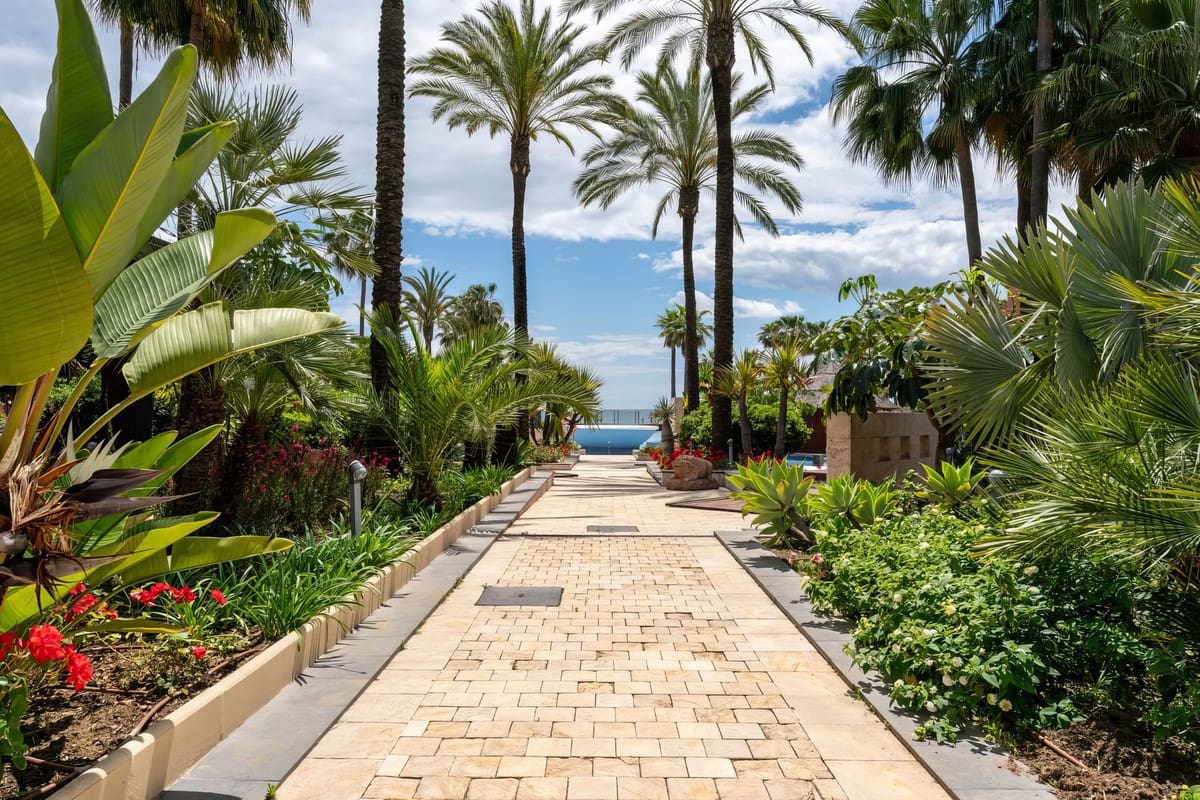 3 sypialnia Apartament na sprzedaż w Estepona z basenem garażem - 825 000 € (Ref: 9650708)