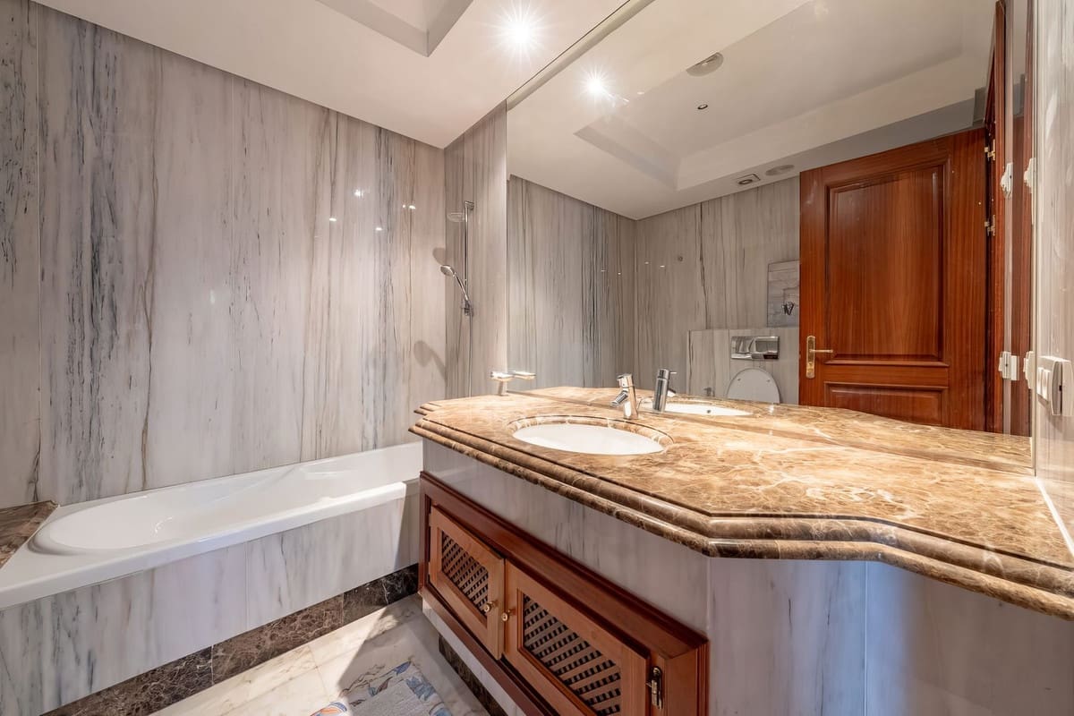 3 sypialnia Apartament na sprzedaż w Estepona z basenem garażem - 825 000 € (Ref: 9650708)