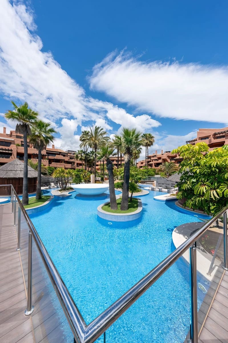 3 sypialnia Apartament na sprzedaż w Estepona z basenem garażem - 825 000 € (Ref: 9650708)