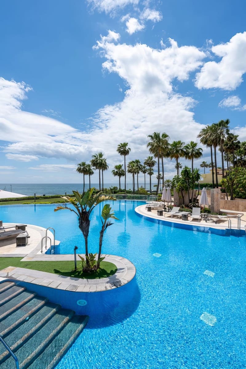 3 sypialnia Apartament na sprzedaż w Estepona z basenem garażem - 825 000 € (Ref: 9650708)