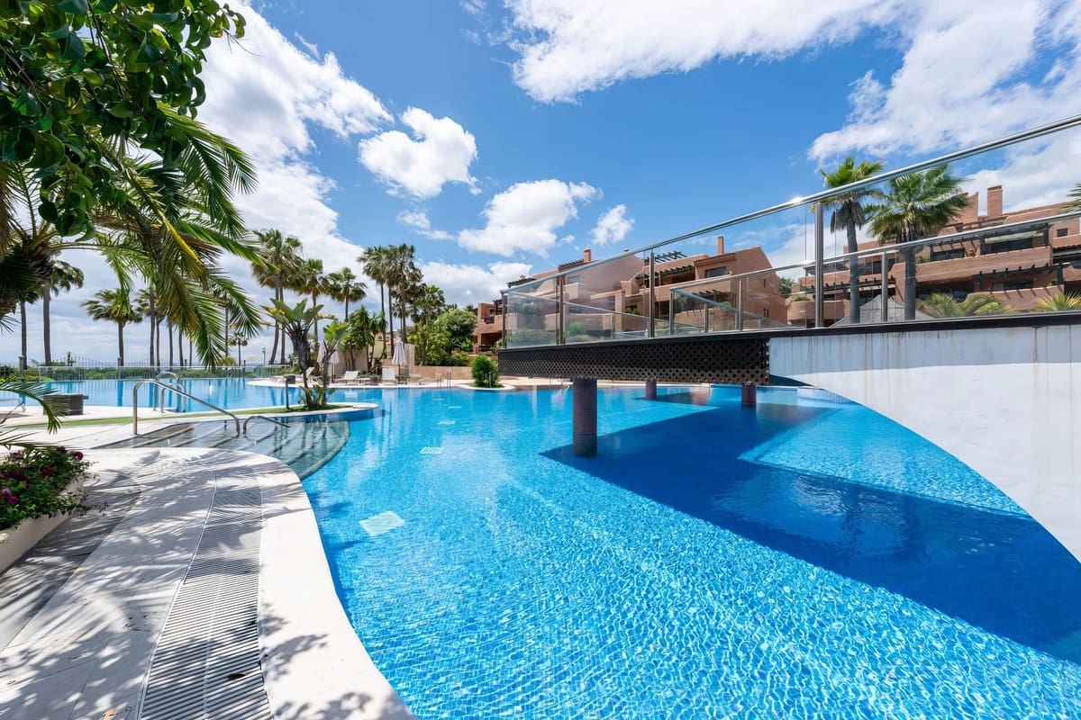 3 sypialnia Apartament na sprzedaż w Estepona z basenem garażem - 825 000 € (Ref: 9650708)