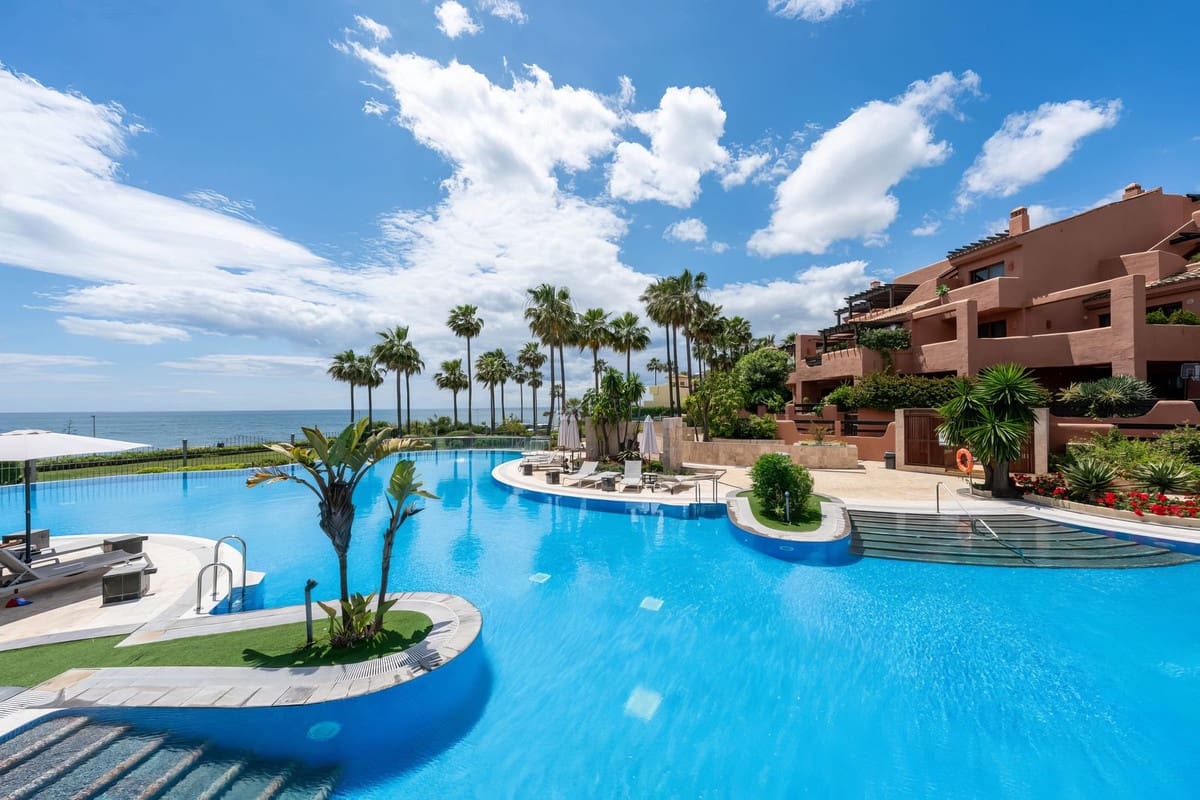 3 soverom Leilighet til salgs i Estepona med svømmebasseng garasje - € 825 000 (Ref: 9650708)