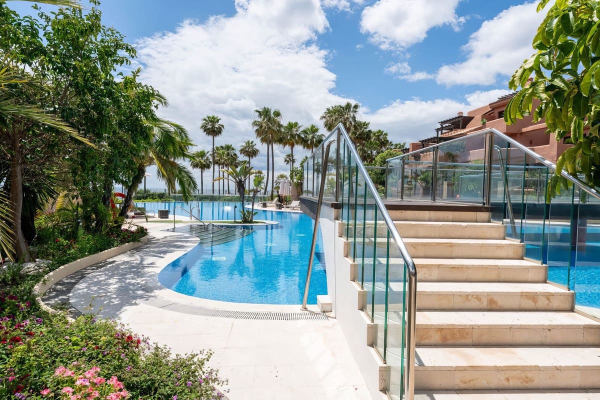 3 soverom Leilighet til salgs i Estepona med svømmebasseng garasje - € 825 000 (Ref: 9650708)