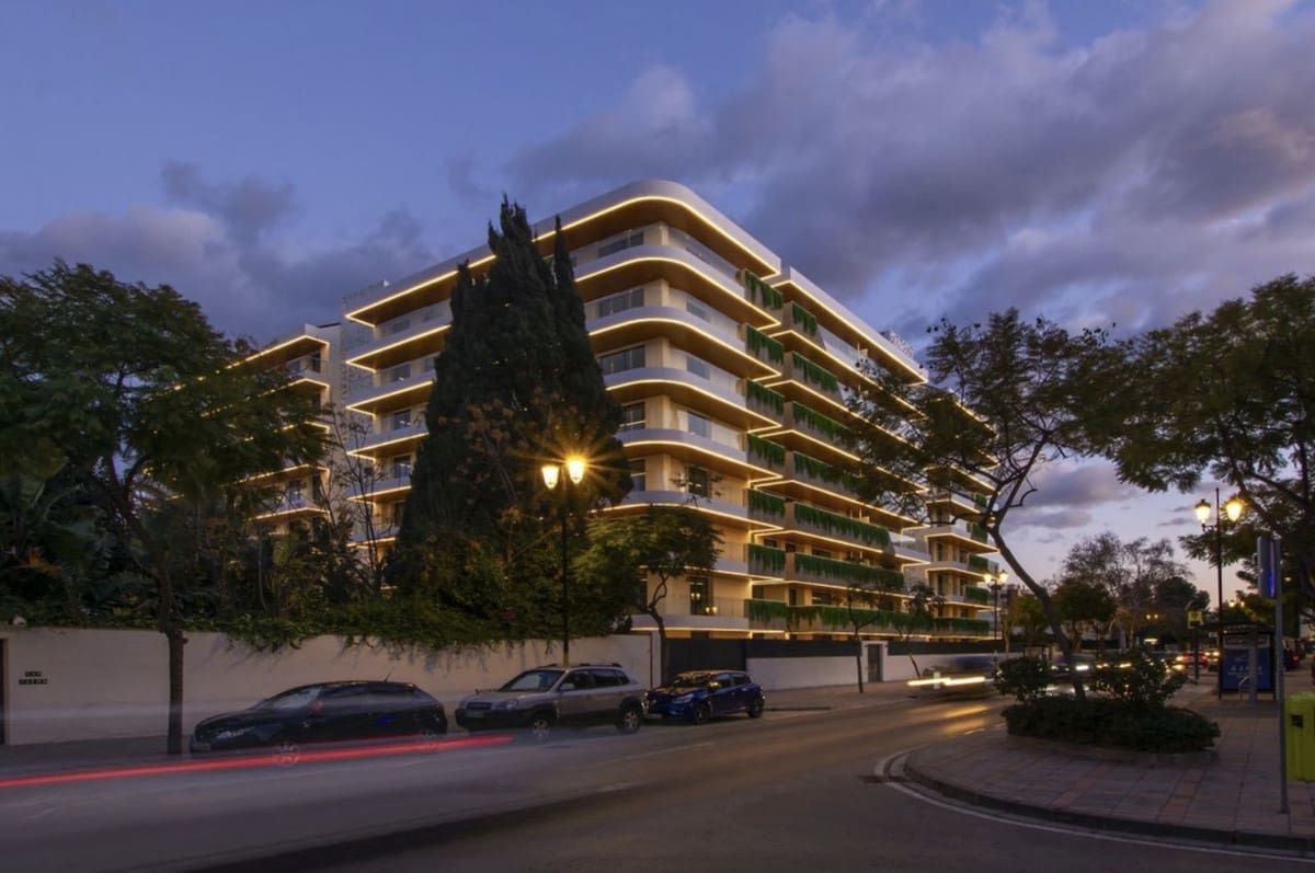 2 bedroom Apartment for sale in Fuengirola with pool garage - € 659,500 (Ref: 9652413)