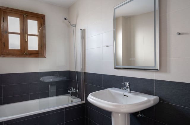 5 soveværelse Byhus til salg i Estepona - € 699.000 (Ref: 9657033)