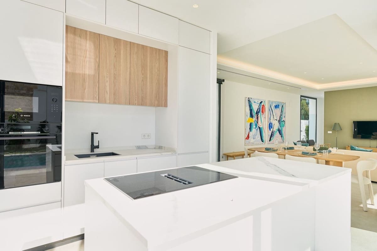 5 bedroom Villa for sale in Estepona with pool garage - € 1,950,000 (Ref: 9665428)