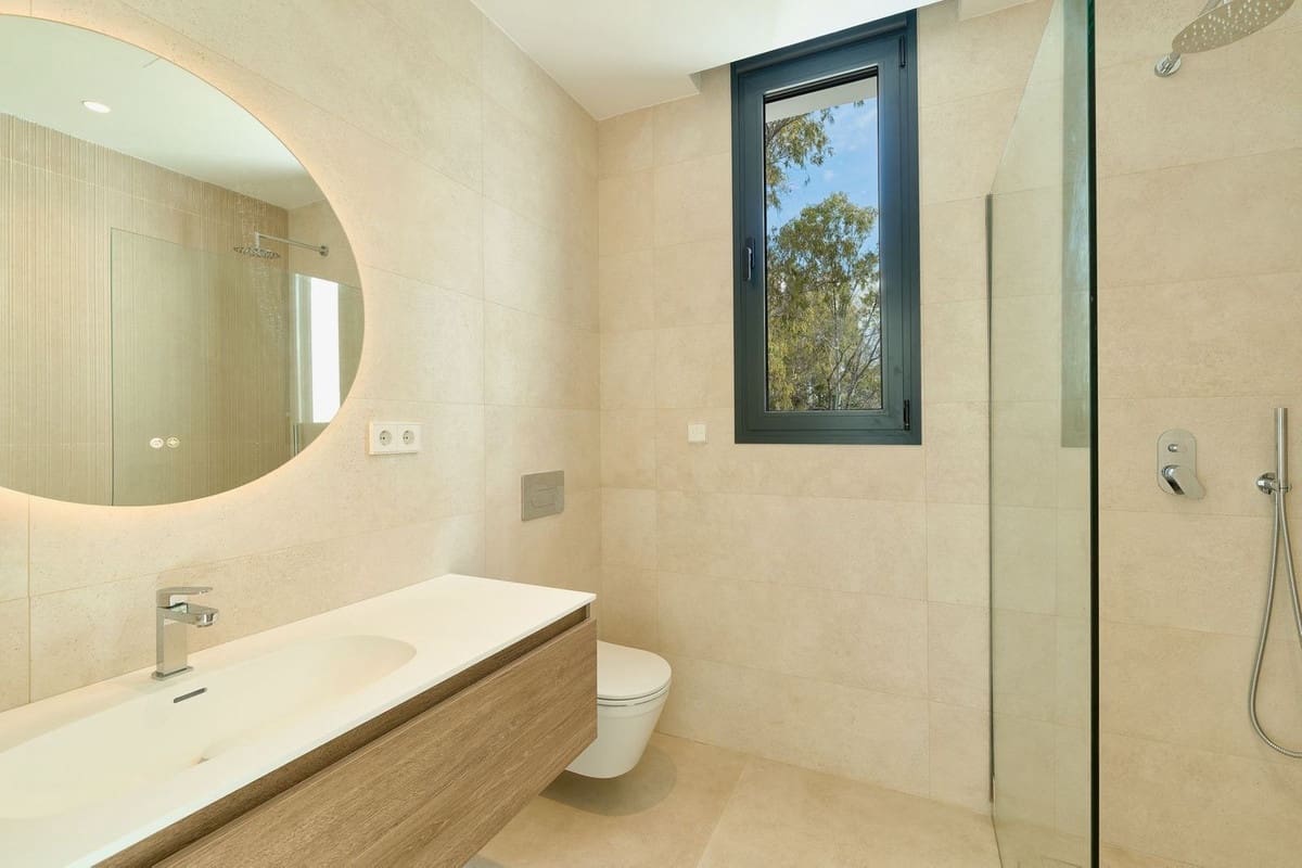 5 bedroom Villa for sale in Estepona with pool garage - € 1,950,000 (Ref: 9665428)