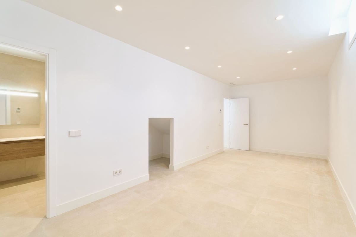 5 bedroom Villa for sale in Estepona with pool garage - € 1,950,000 (Ref: 9665428)