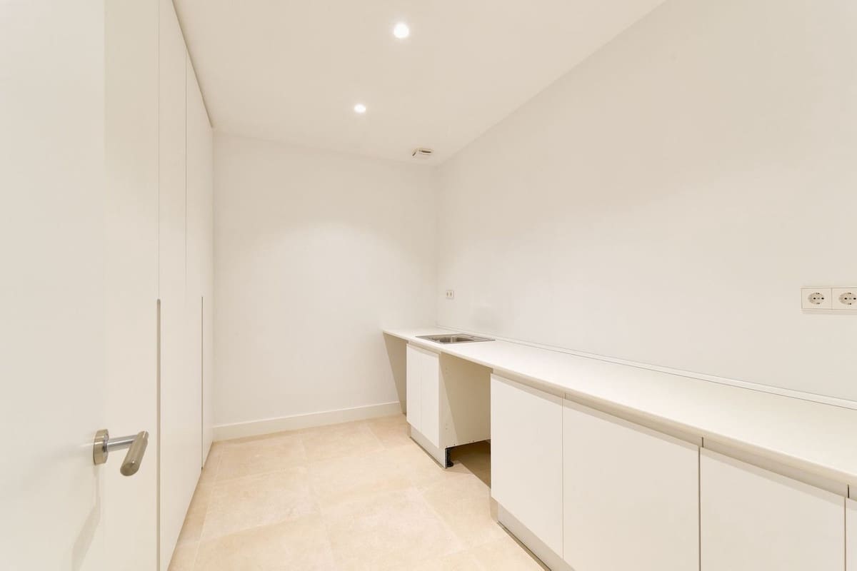 5 bedroom Villa for sale in Estepona with pool garage - € 1,950,000 (Ref: 9665428)