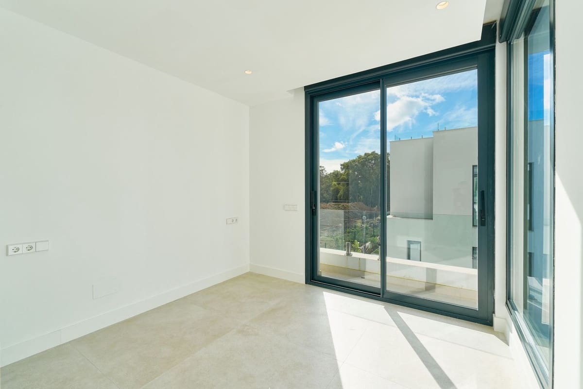 5 bedroom Villa for sale in Estepona with pool garage - € 1,950,000 (Ref: 9665428)