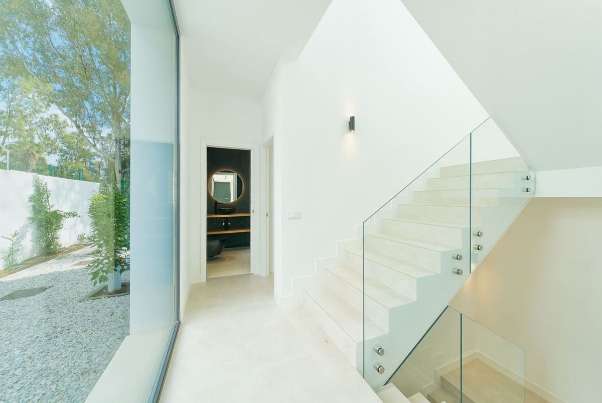 5 bedroom Villa for sale in Estepona with pool garage - € 1,950,000 (Ref: 9665428)