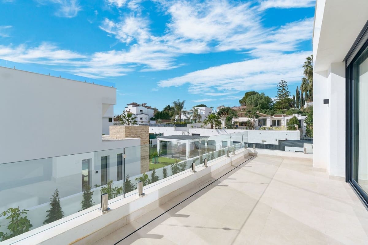 5 bedroom Villa for sale in Estepona with pool garage - € 1,950,000 (Ref: 9665428)