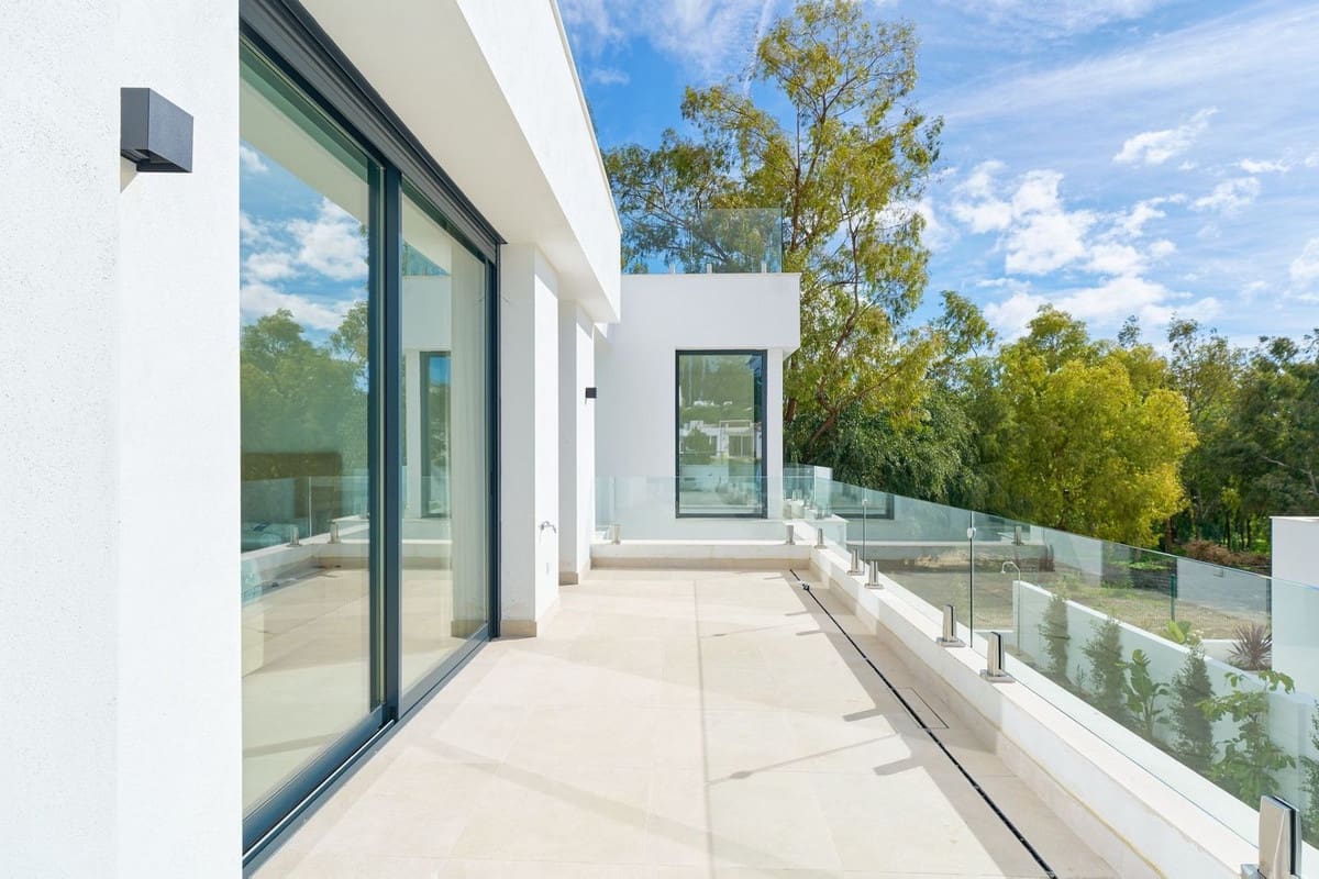 5 bedroom Villa for sale in Estepona with pool garage - € 1,950,000 (Ref: 9665428)