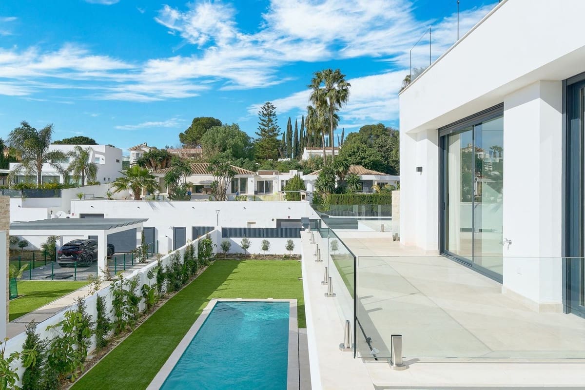 5 bedroom Villa for sale in Estepona with pool garage - € 1,950,000 (Ref: 9665428)