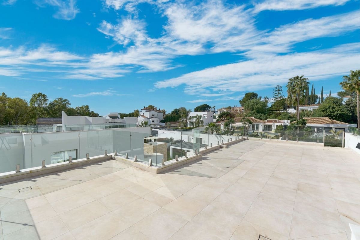 5 bedroom Villa for sale in Estepona with pool garage - € 1,950,000 (Ref: 9665428)