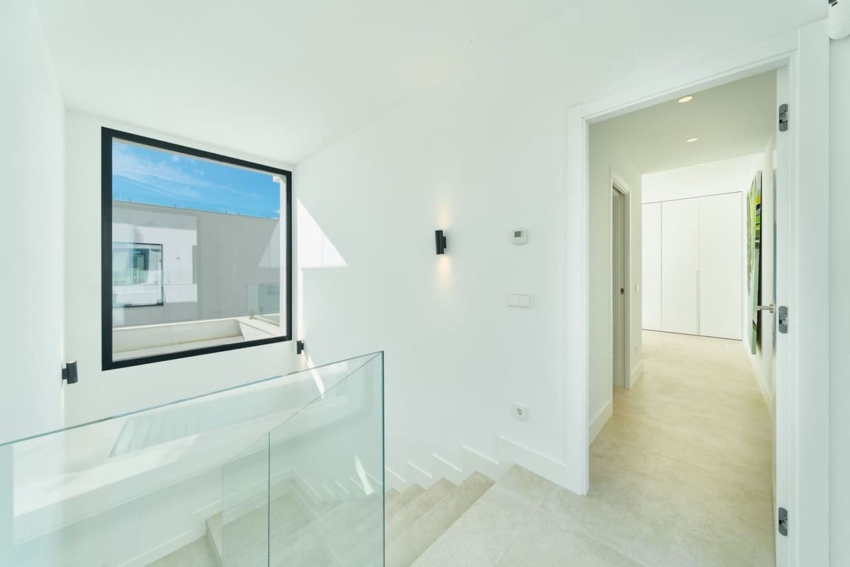 5 bedroom Villa for sale in Estepona with pool garage - € 1,950,000 (Ref: 9665428)