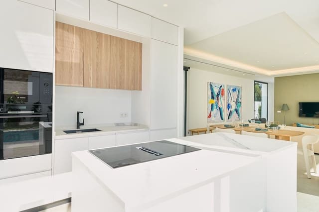 5 bedroom Villa for sale in Estepona with pool garage - € 1,950,000 (Ref: 9665428)