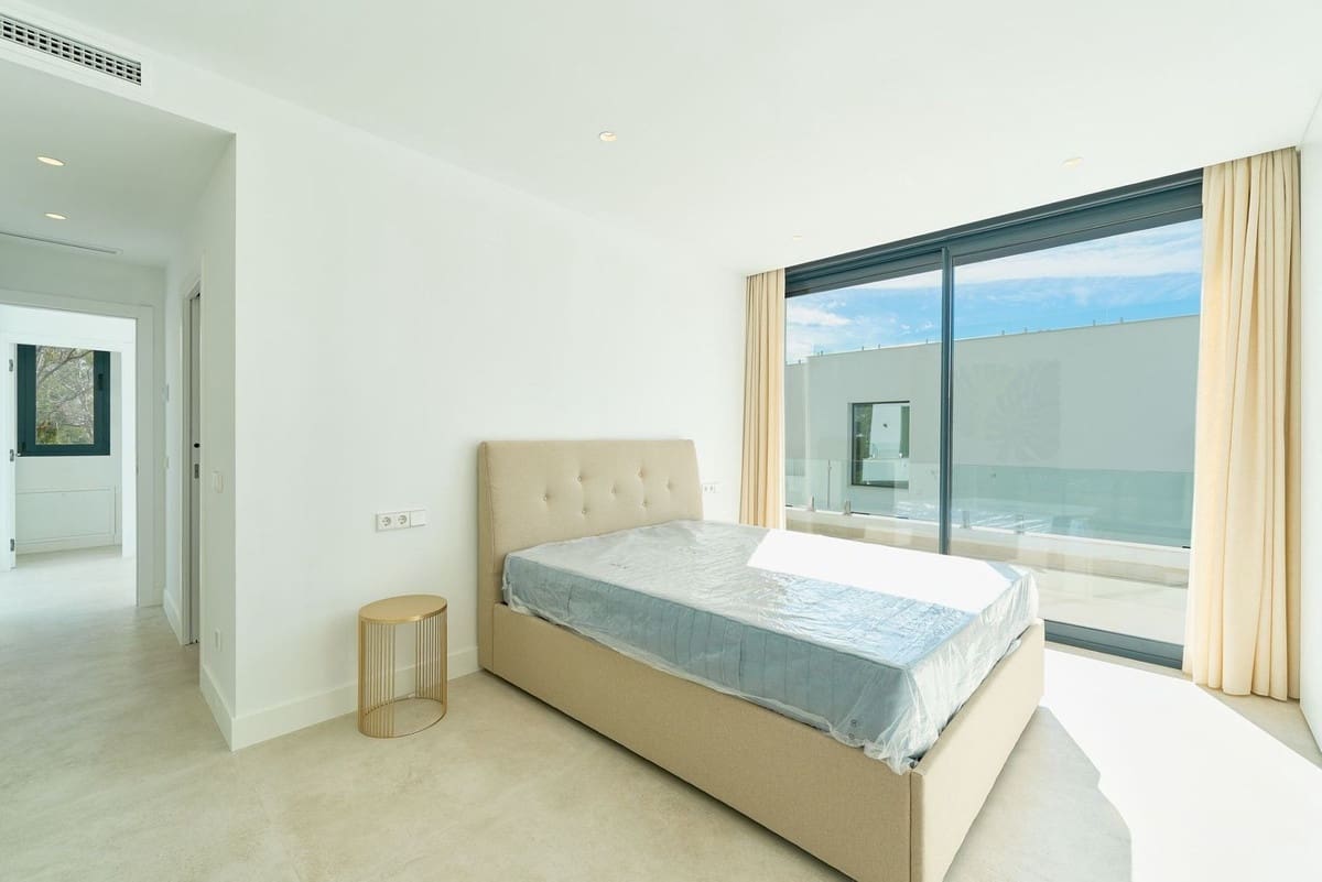5 bedroom Villa for sale in Estepona with pool garage - € 1,950,000 (Ref: 9665428)