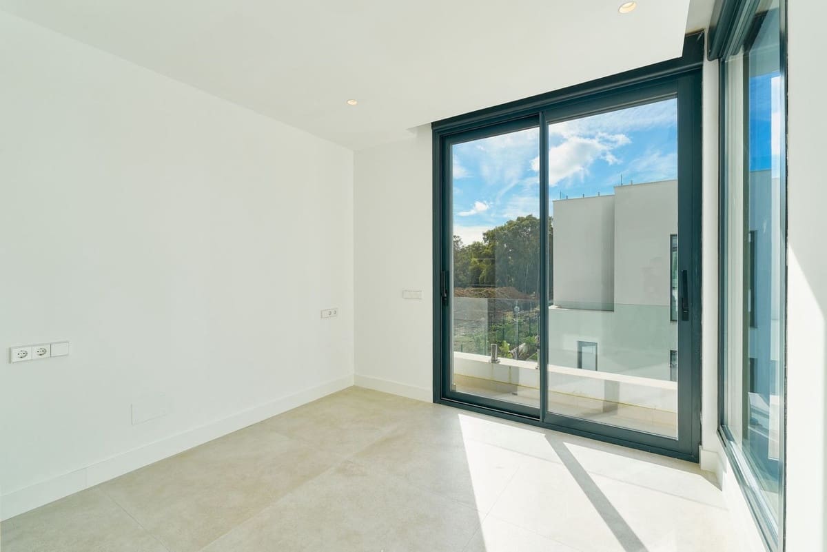 5 bedroom Villa for sale in Estepona with pool garage - € 1,950,000 (Ref: 9665428)