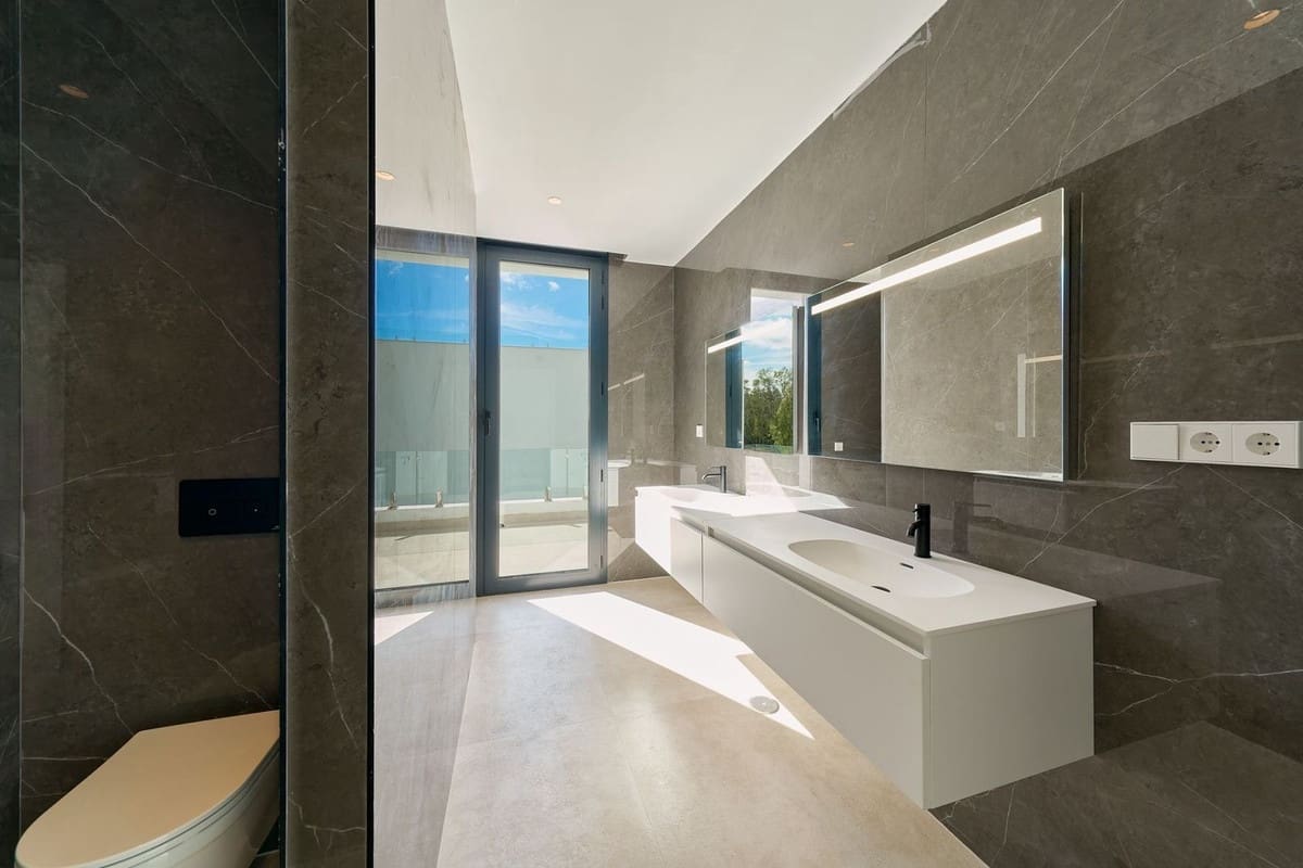 5 bedroom Villa for sale in Estepona with pool garage - € 1,950,000 (Ref: 9665428)