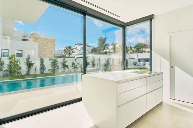 5 bedroom Villa for sale in Estepona with pool garage - € 1,950,000 (Ref: 9665428)