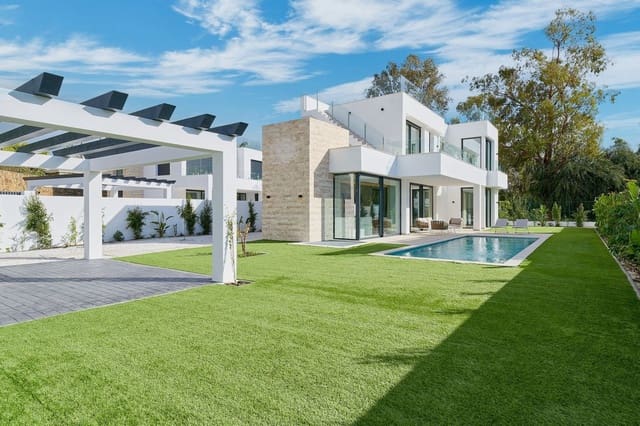 5 bedroom Villa for sale in Estepona with pool garage - € 1,950,000 (Ref: 9665428)