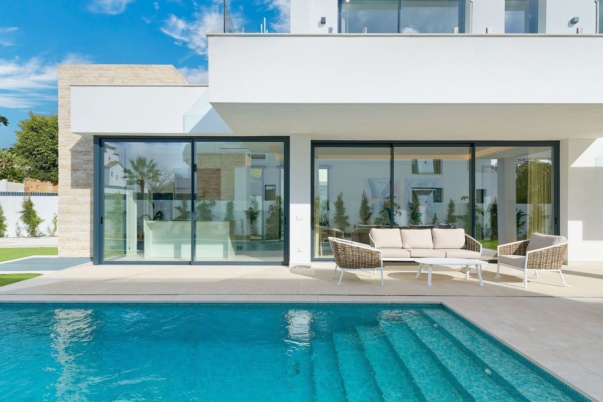 5 bedroom Villa for sale in Estepona with pool garage - € 1,950,000 (Ref: 9665428)