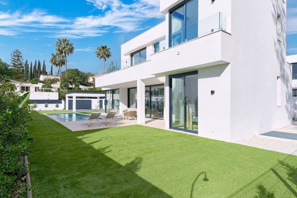 5 bedroom Villa for sale in Estepona with pool garage - € 1,950,000 (Ref: 9665428)