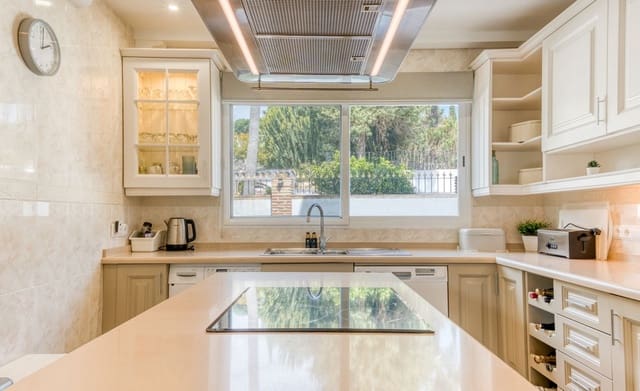 4 soverom Villa til salgs i Calahonda, Mijas med svømmebasseng garasje - € 1 299 000 (Ref: 9669626)