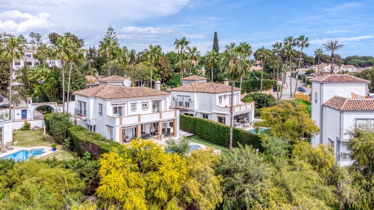 4 sypialnia Willa na sprzedaż w Calahonda z basenem garażem - 1 299 000 € (Ref: 9669626)