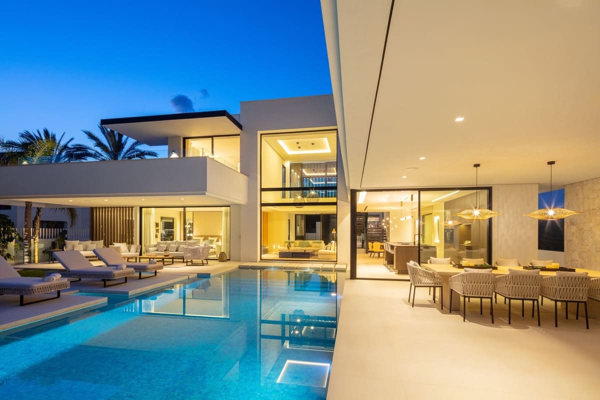 5 sypialnia Willa na sprzedaż w Nueva Andalucia z basenem garażem - 5 995 000 € (Ref: 9685632)